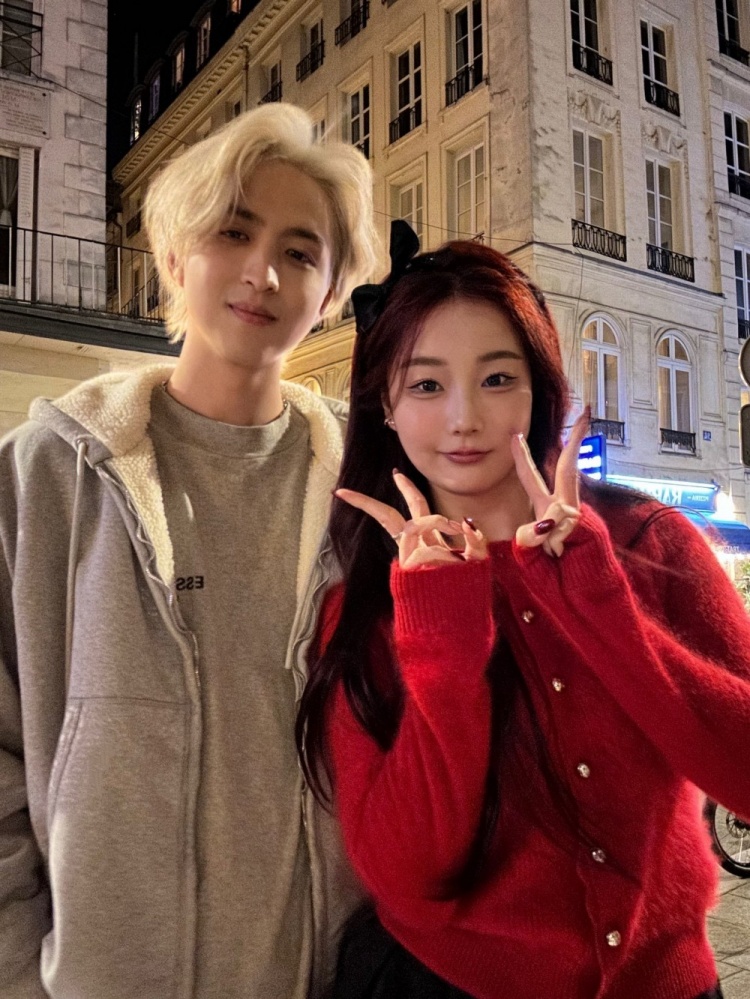 英文流解说Kitty晒和Hanssama合照：happy 2026